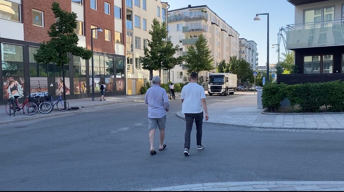 Människor samlade kring ett bord under Kompanjons platsutvecklingsarbete